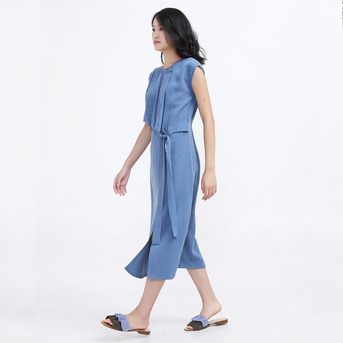 Minimalistisches Midikleid mit Bindegürtel