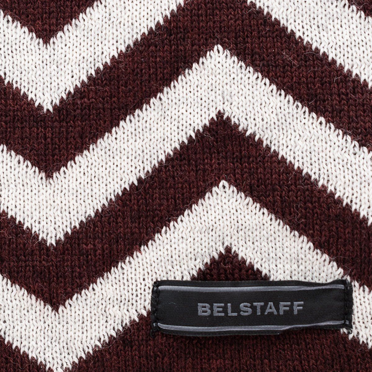 Gestrickter Halswärmer mit Zickzack-Muster