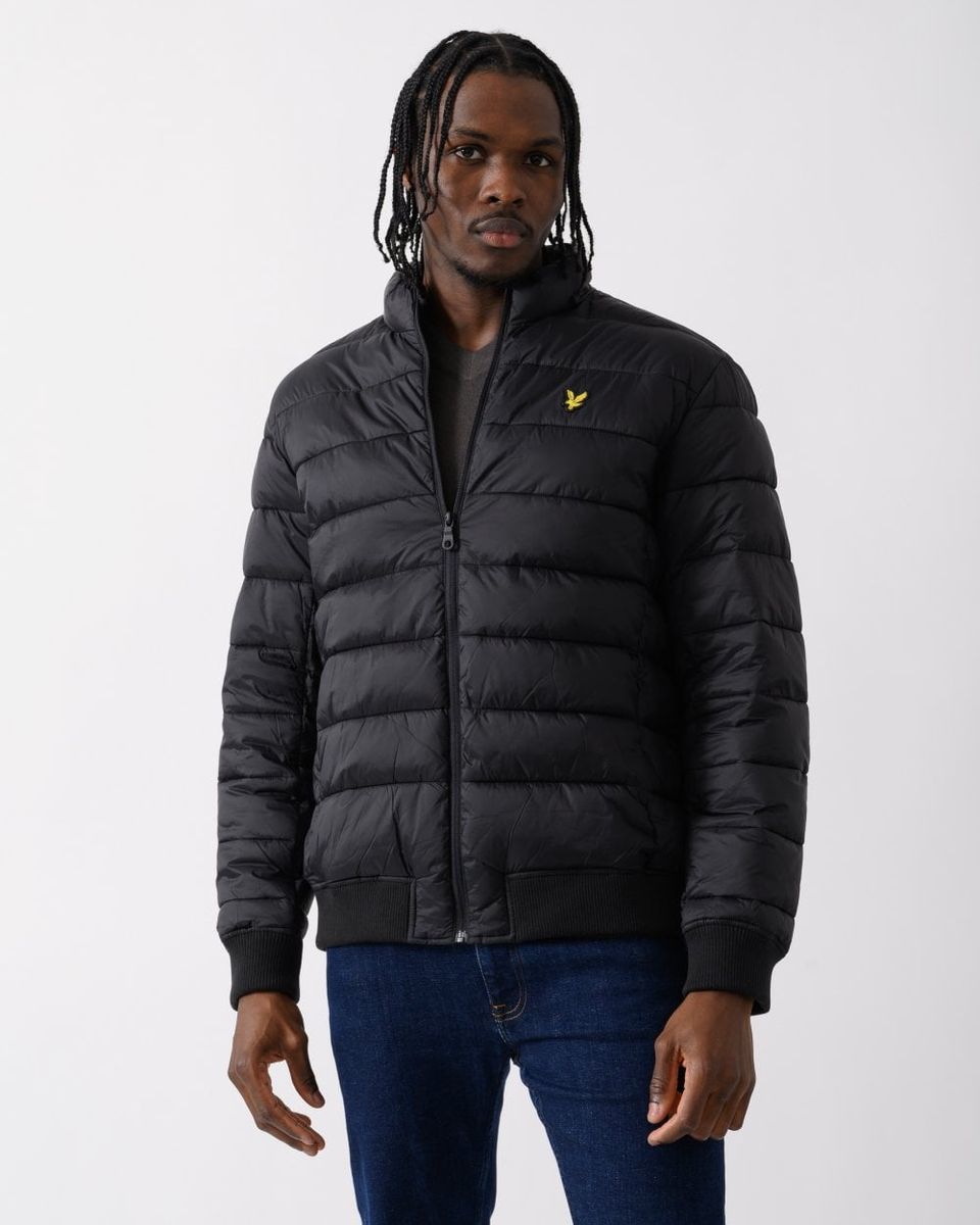 Schwarze Steppjacke mit Trichterkragen