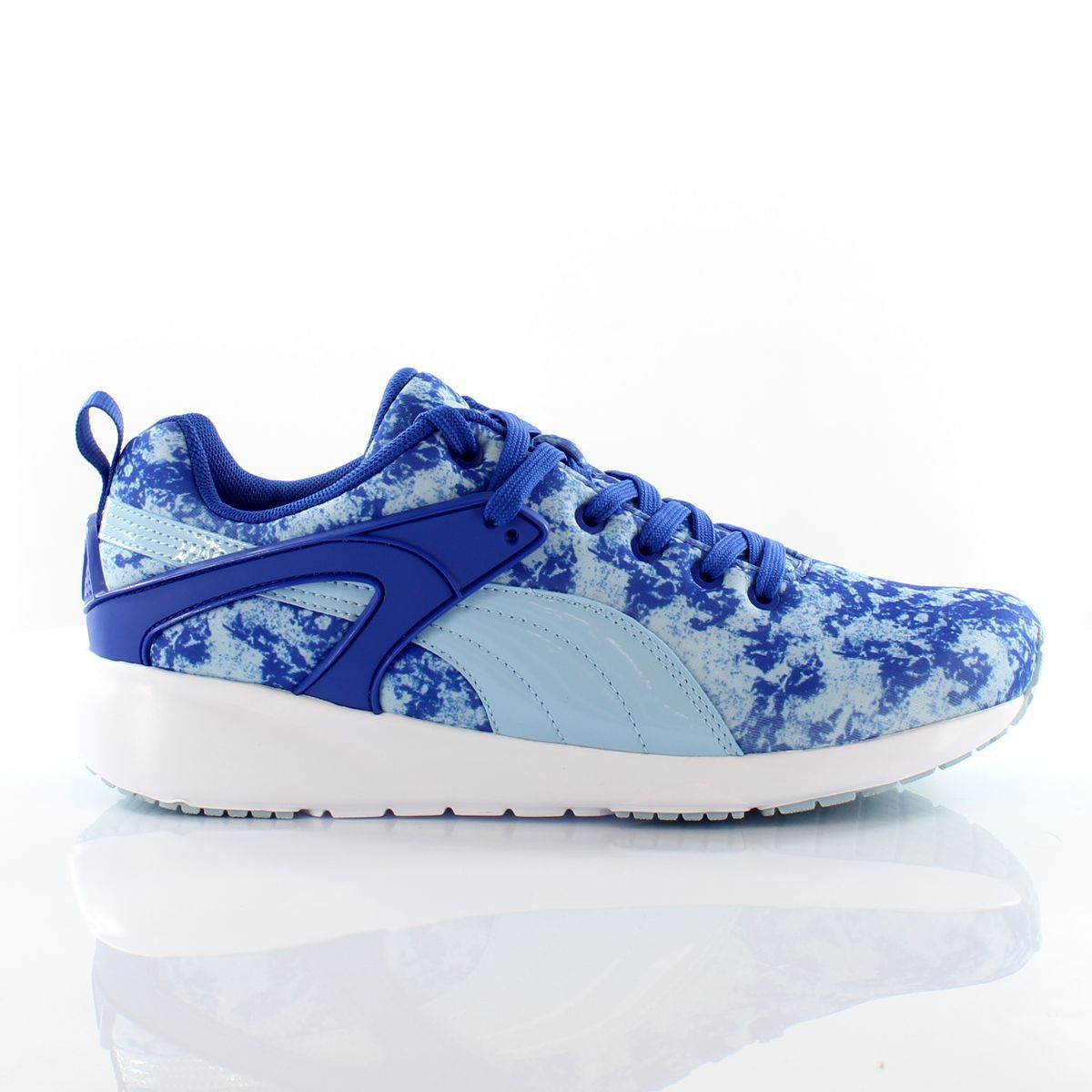 Blaue gemusterte leichte Sportschuhe
