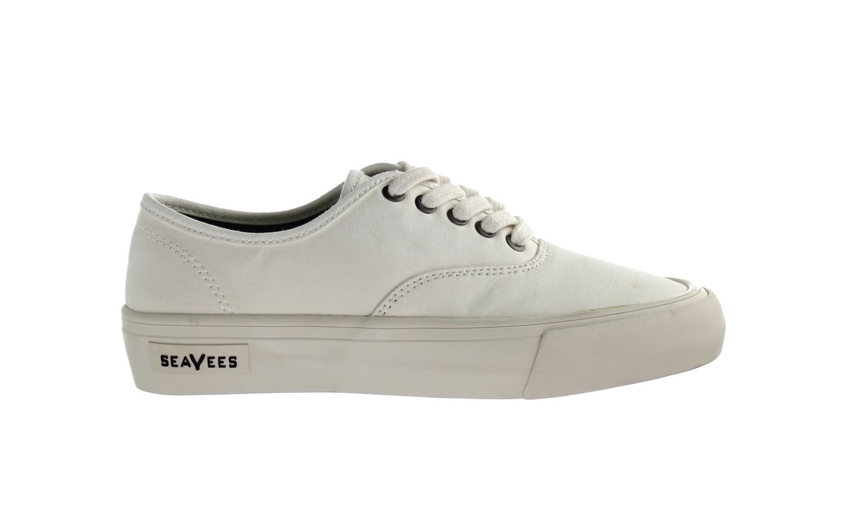 Klassischer weißer Segeltuch-Plimsoll-Sneaker