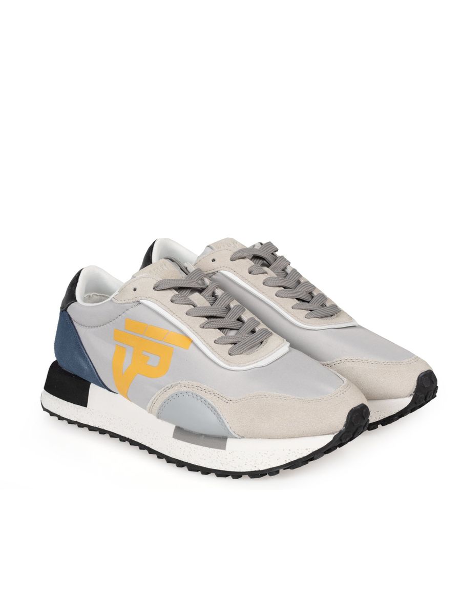 Sportliche Sneaker im Retro-Look