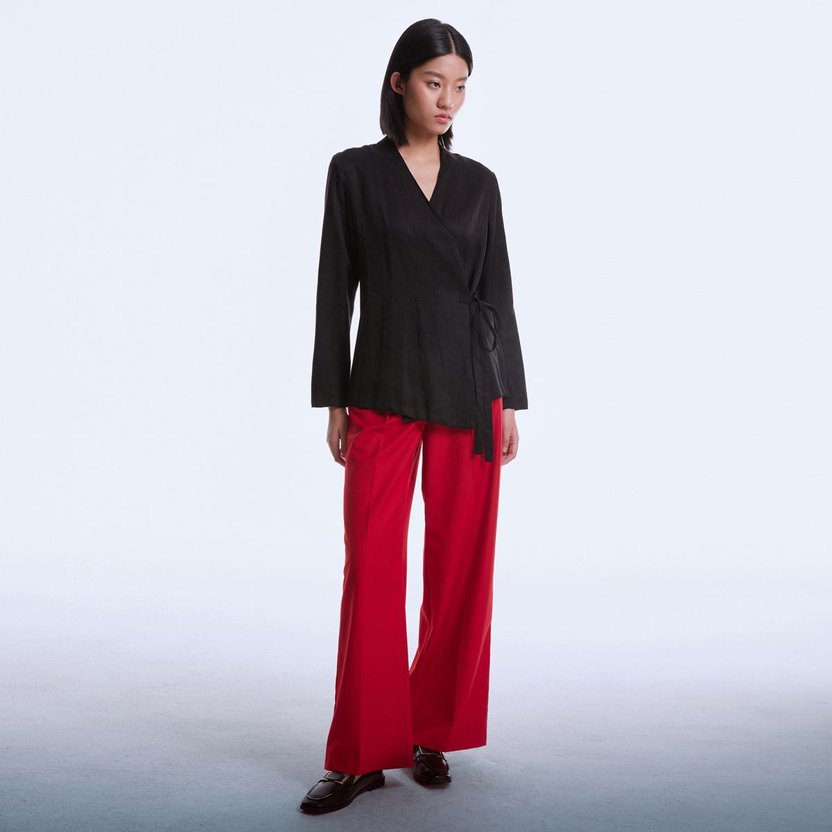 Zen-Inspirierte Satin-Wickelbluse