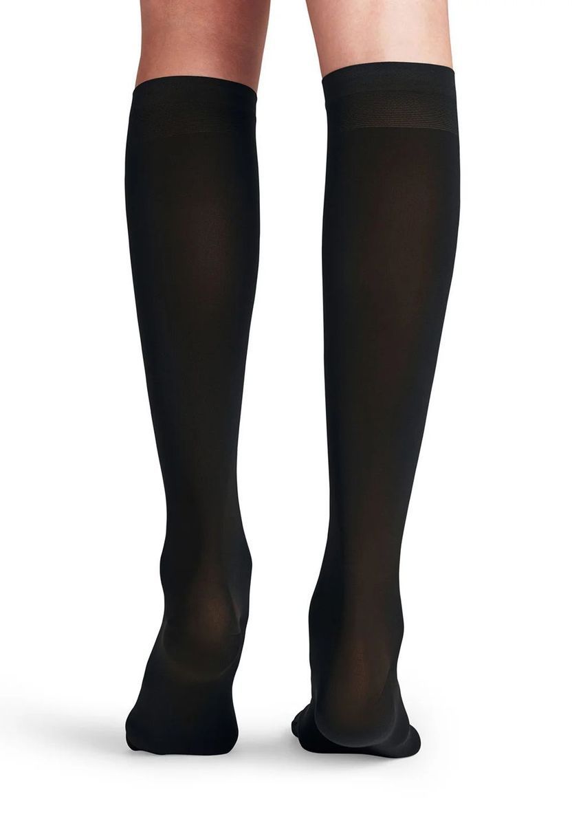 Klassische schwarze Kniestrümpfe