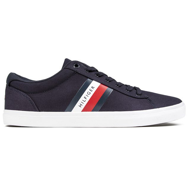 Essentielle flache Segeltuch-Sneakers