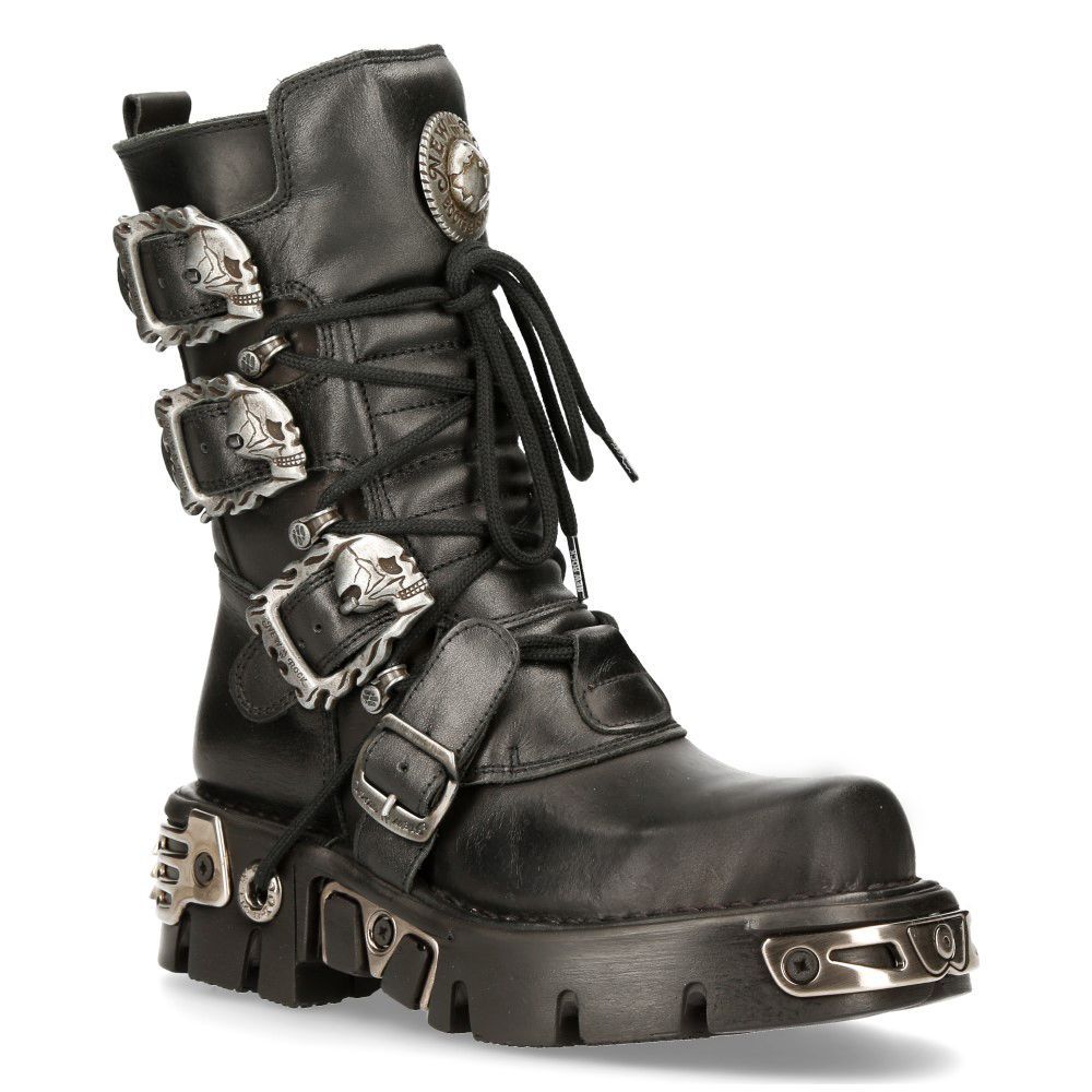 Plateau-Stiefel mit Totenkopfschnallen