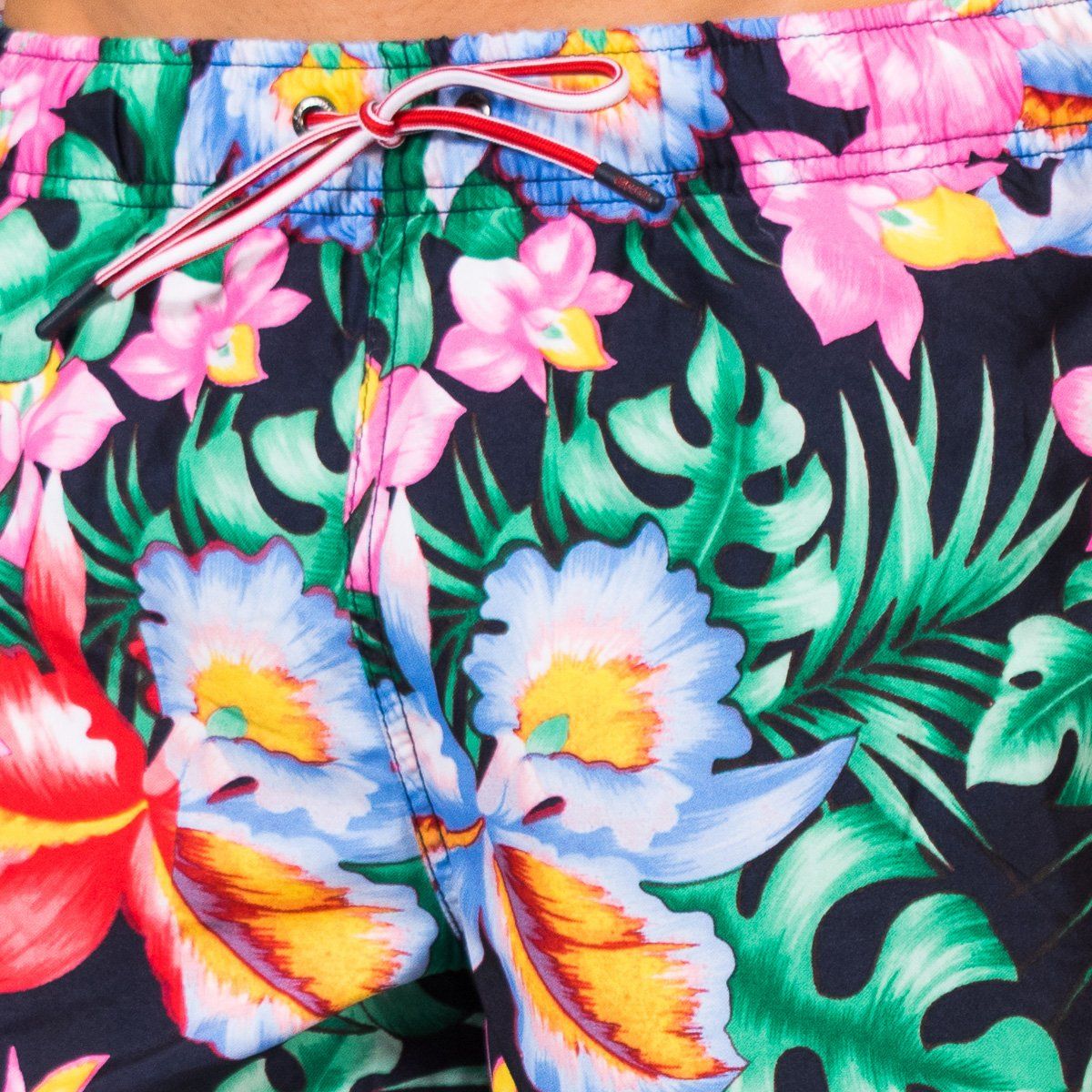 Farbenfrohe Badeshorts mit Tropenmuster