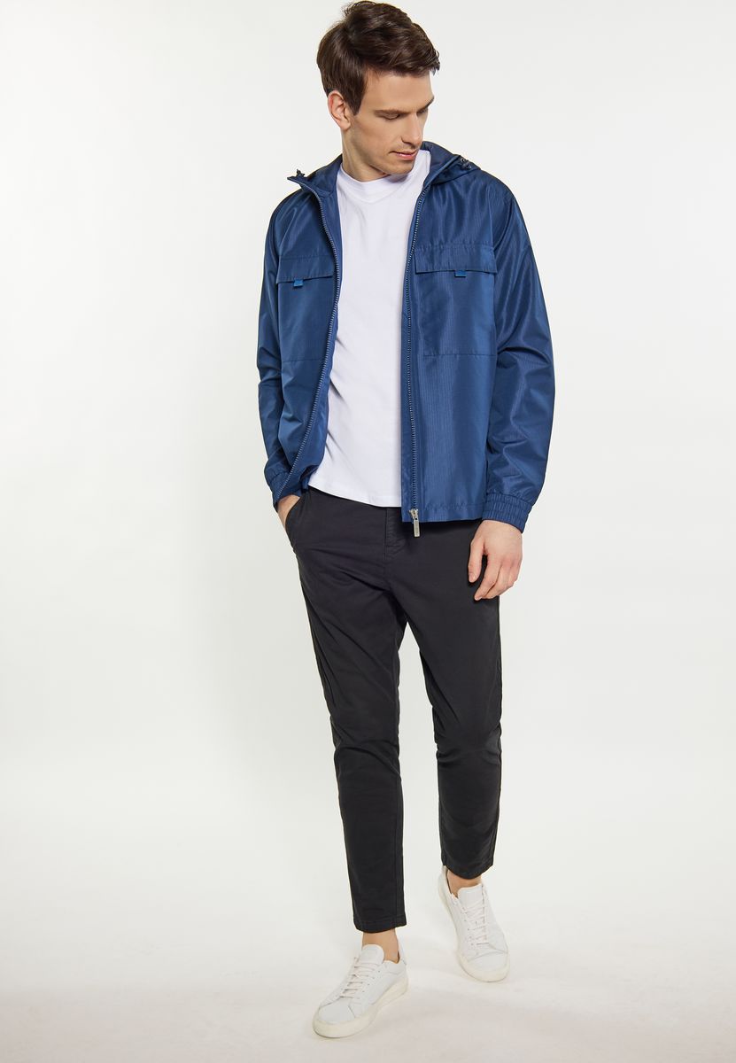 Leichter Kapuzen-Windbreaker im Utility-Stil