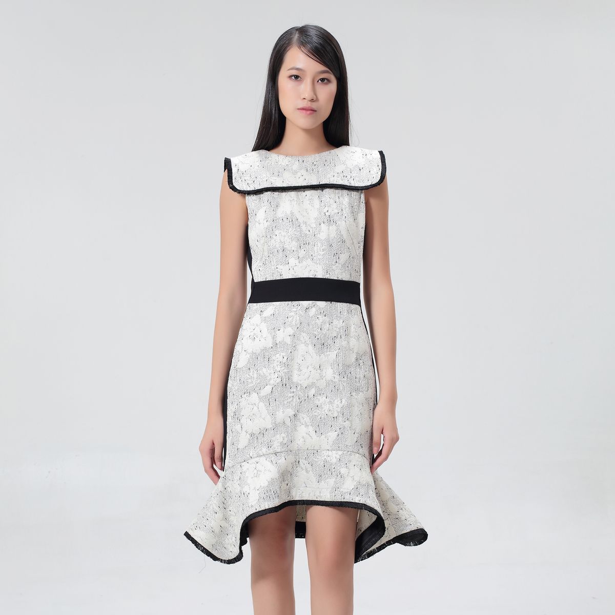 Figurbetontes Jacquard-Kleid mit Rüschensaum