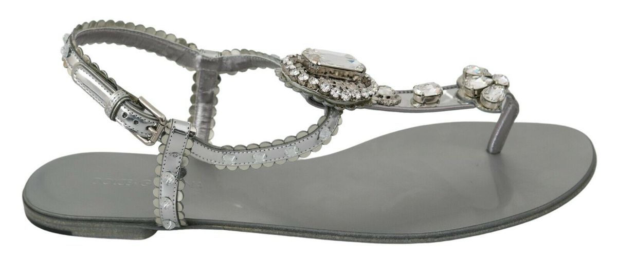 Silberne, kristallbesetzte Zehensandalen