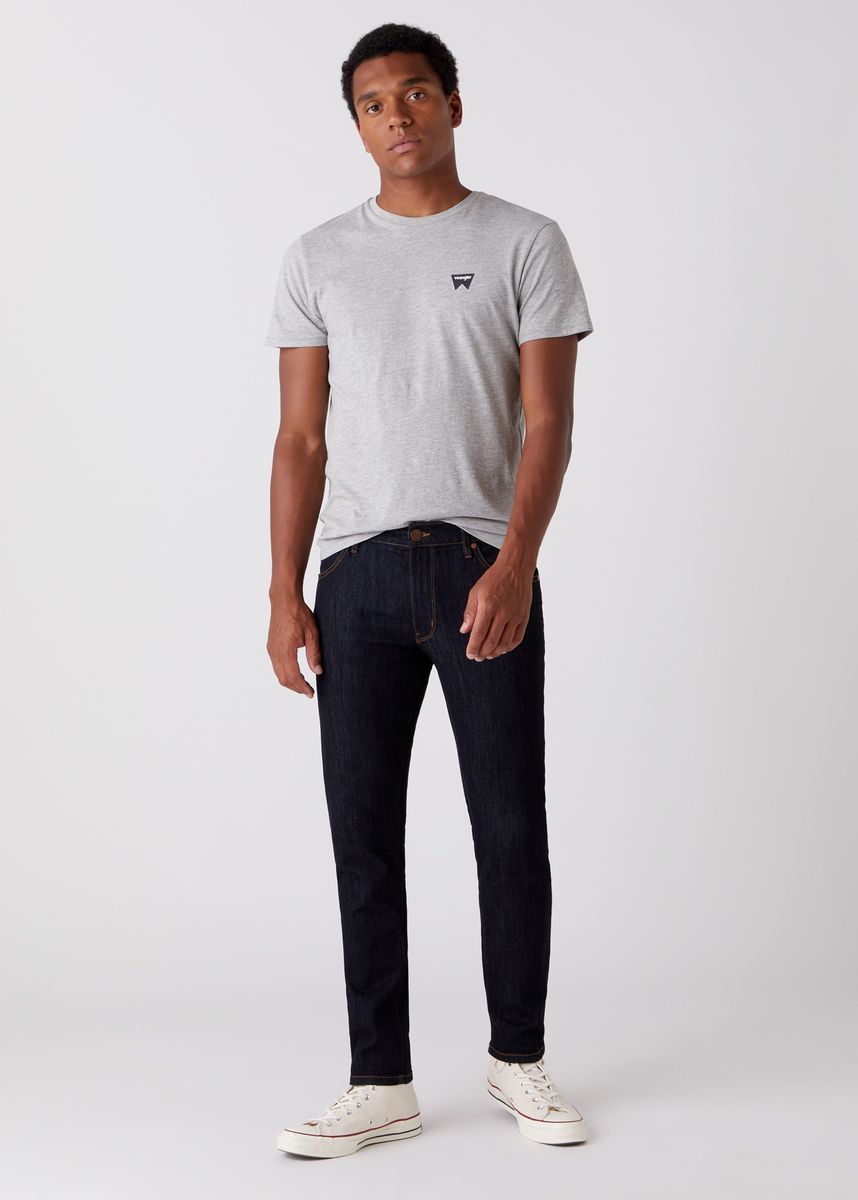 Schmal zulaufende Jeans in dunkler Waschung
