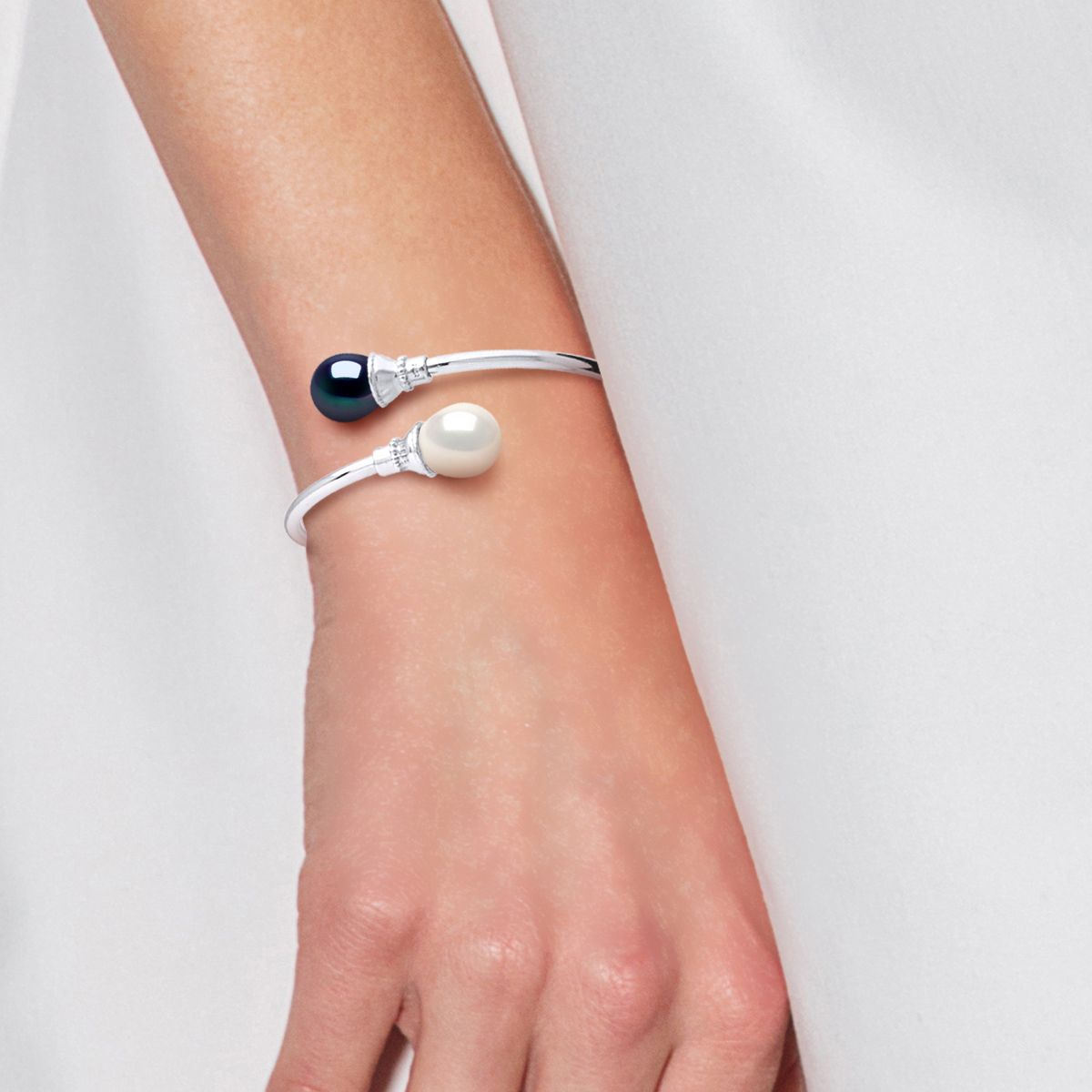 Eleganter Bypass-Armreif mit Perlen