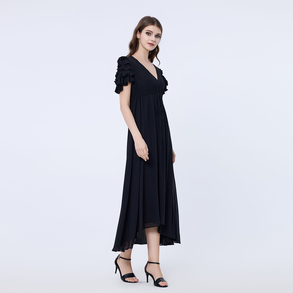 Schulterlanges Kleid mit Rüschen