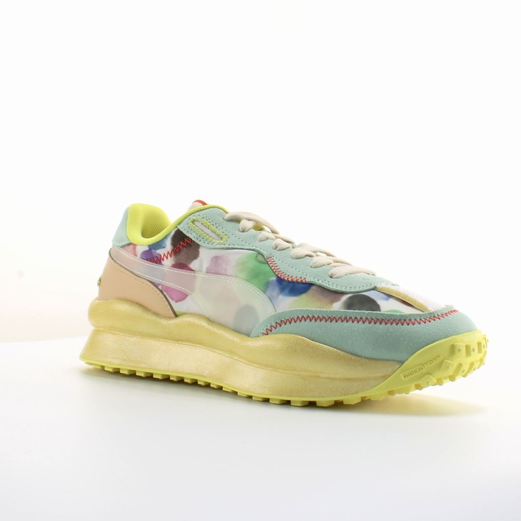 Kollaborations-Sneaker mit Aquarell-Print