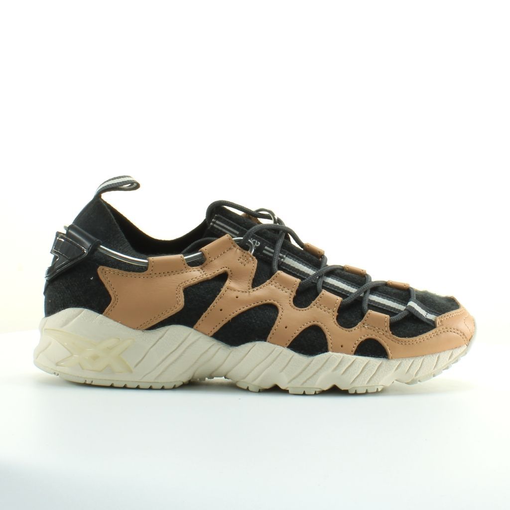 Brauner und schwarzer Strick-Trainer