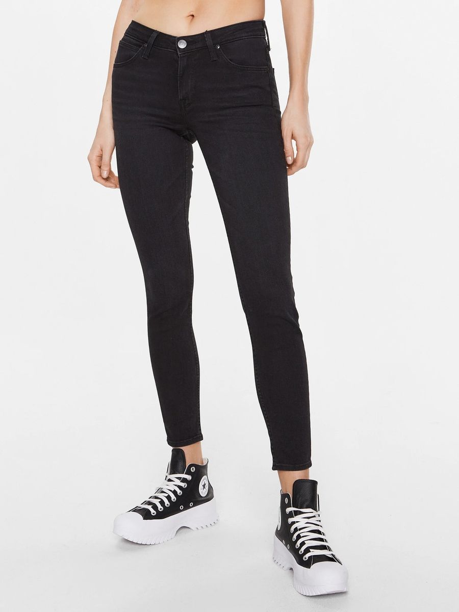 Hochgeschnittene, schlank geschnittene Jeans
