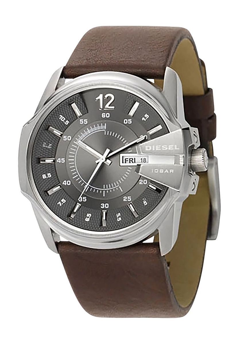 Minimalistische silberne Uhr mit braunem Lederarmband