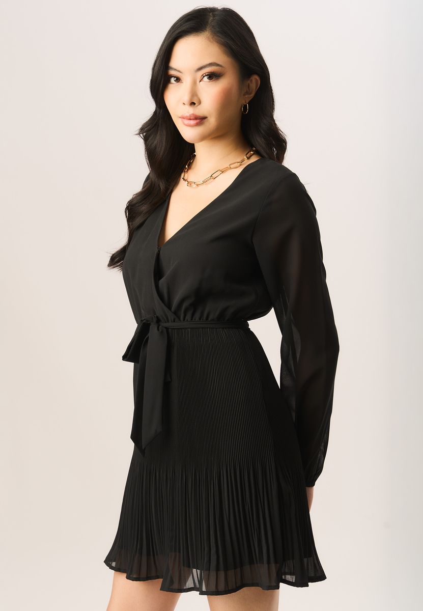 Plissiertes Langarm-Wickel-Minikleid