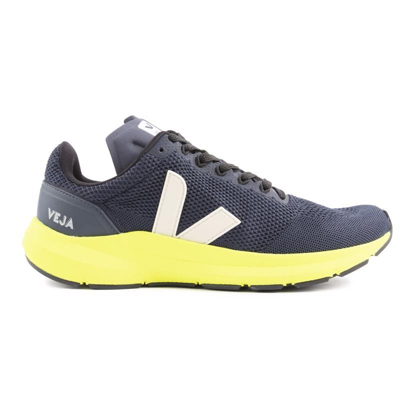 Marineblaue und gelbe Laufschuhe