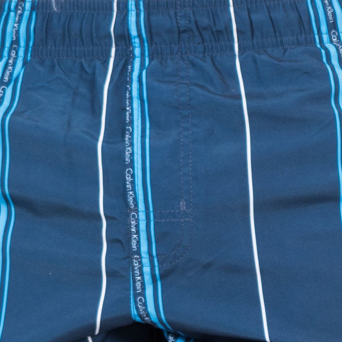 Gestreifte Badeshorts mit Logo-Print