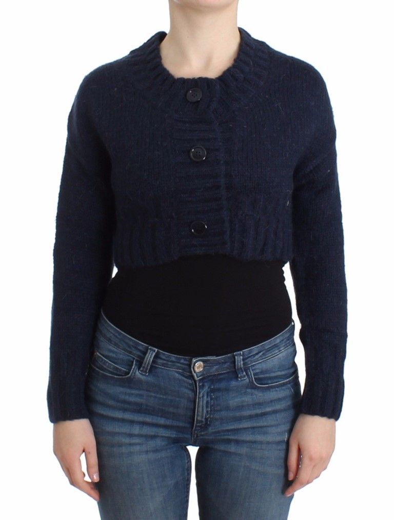 Kurze Strickjacke mit Knopfleiste