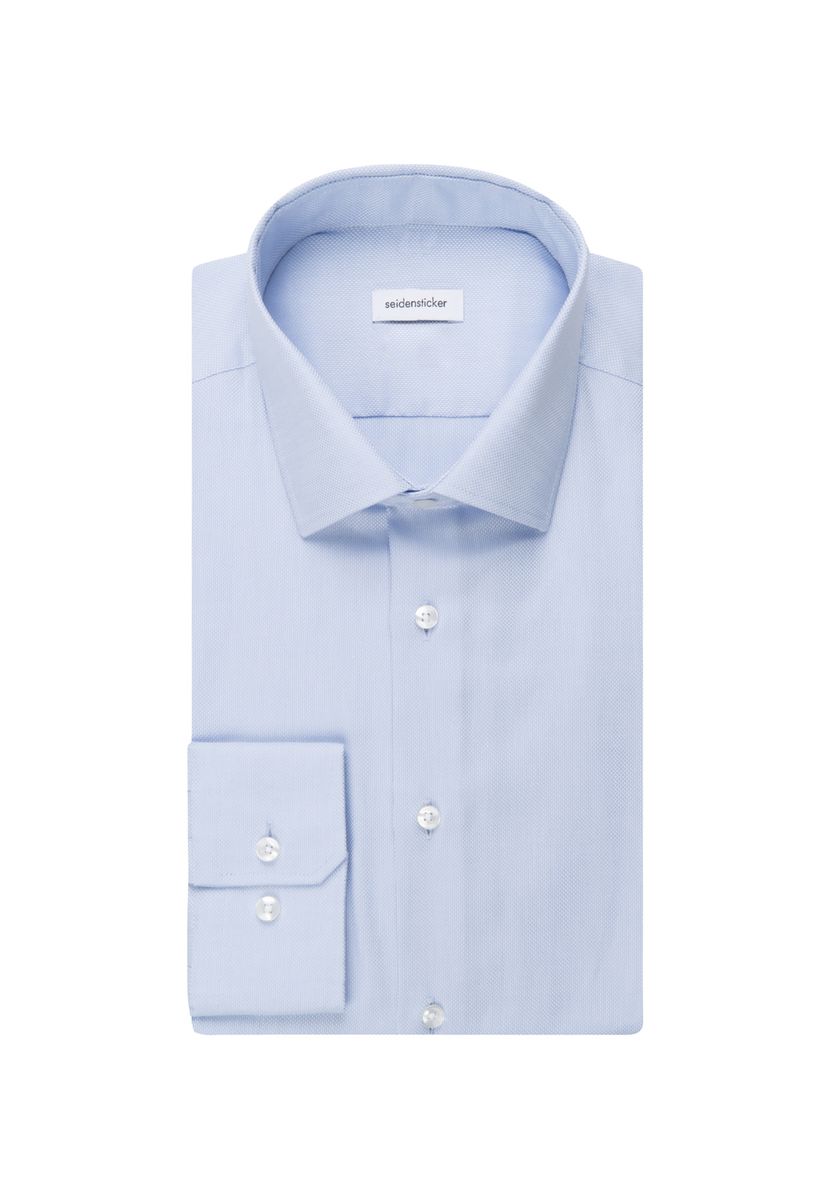 Klassisches hellblaues Businesshemd