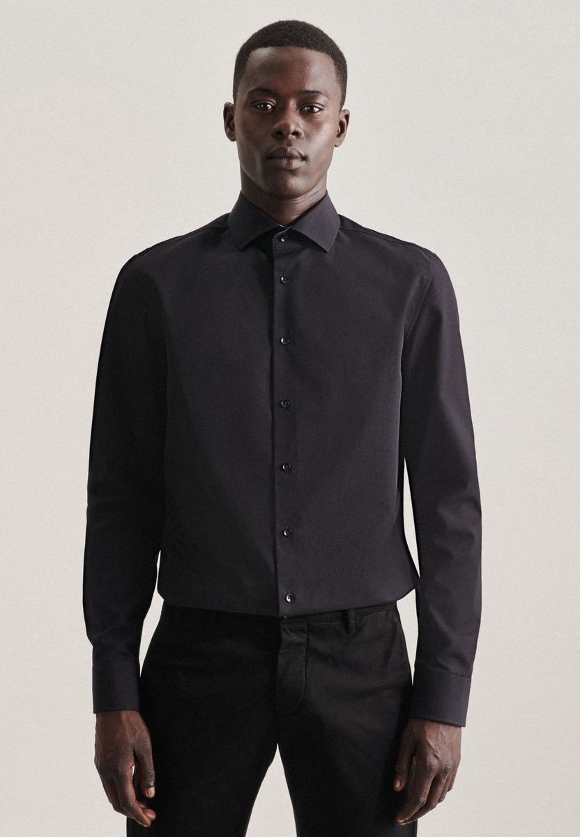 Schmales schwarzes Businesshemd