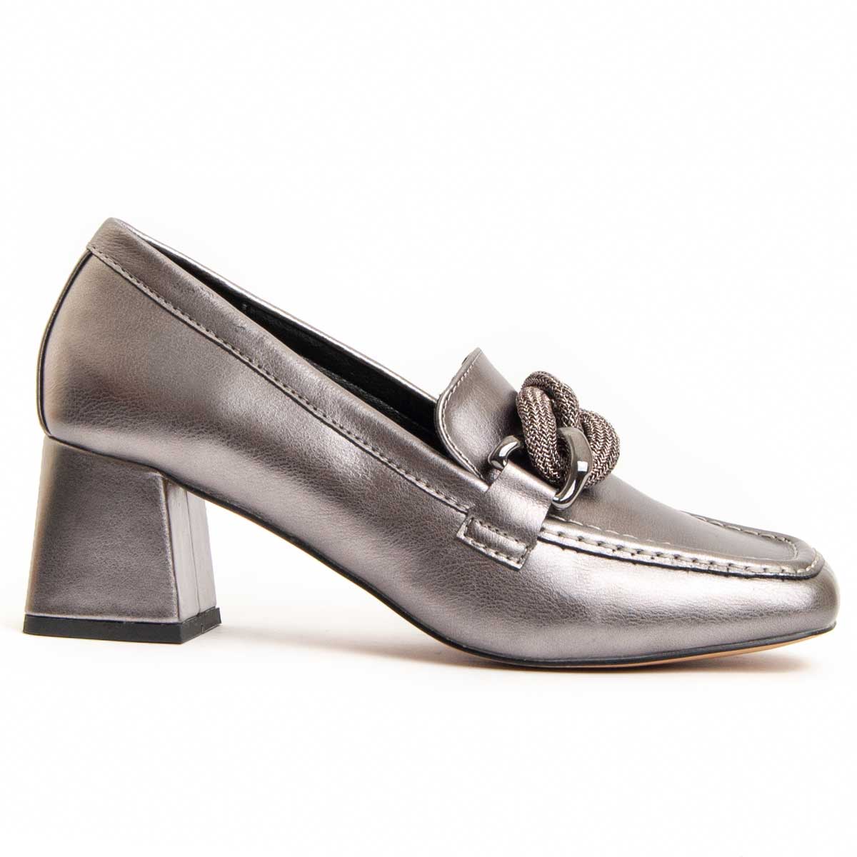 Metallischer Loafer mit Absatz und Kettendetail