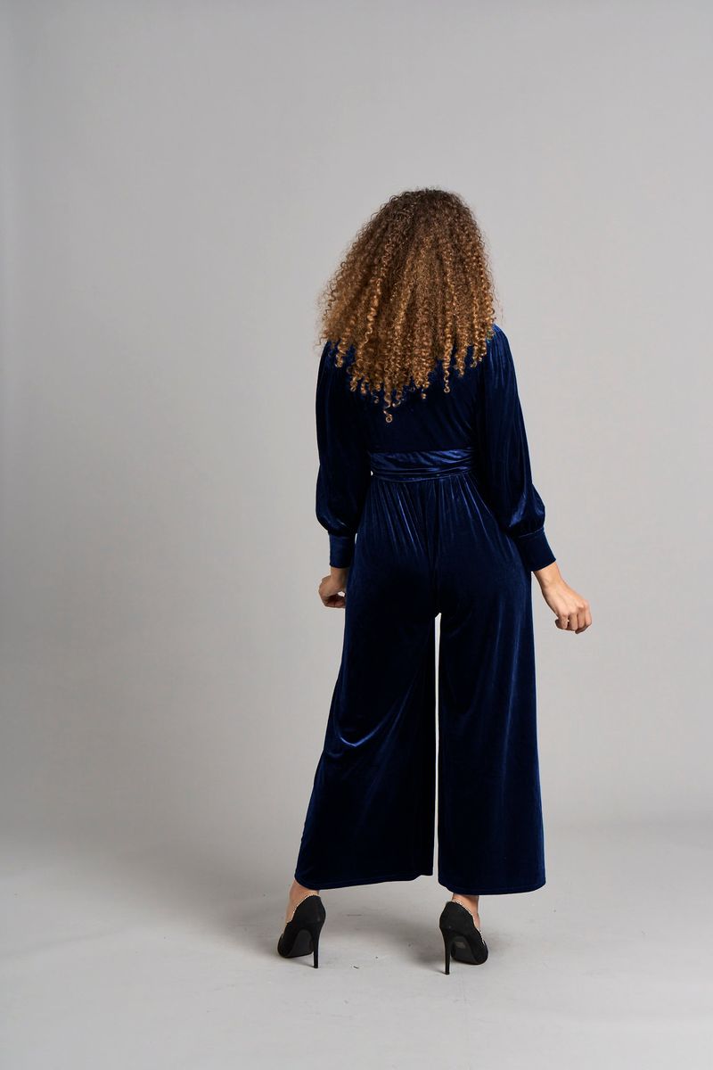Eleganter Samt-Jumpsuit mit weitem Bein