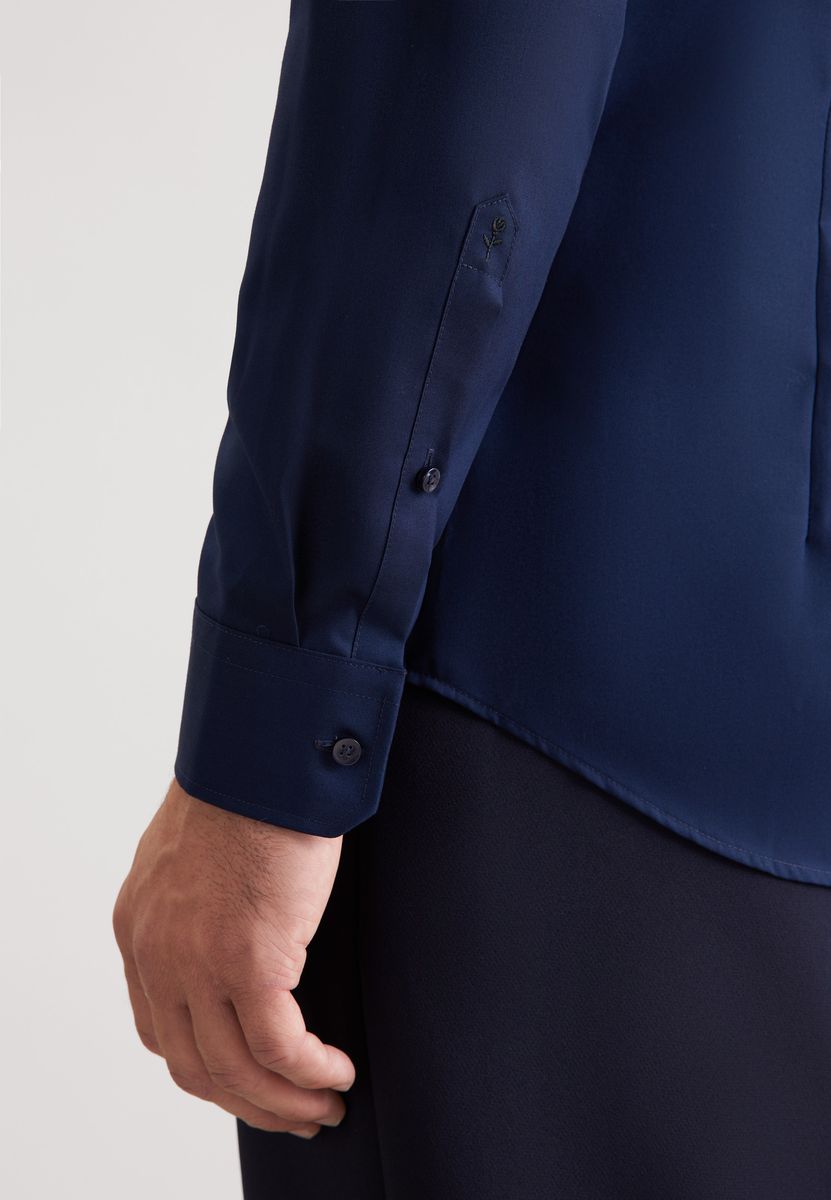 Klassisches marineblaues, tailliertes Hemd