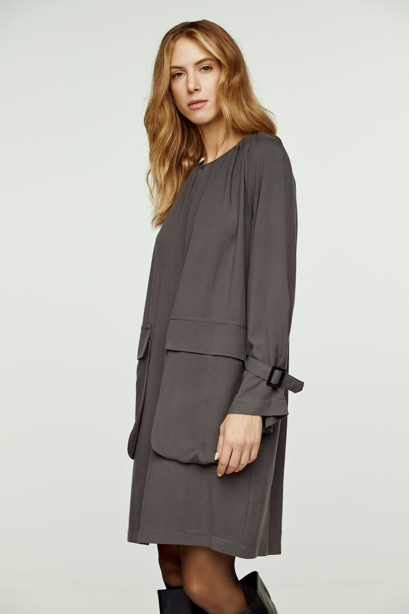 Minimalistisches Tencel-Kleid mit Utility-Taschen