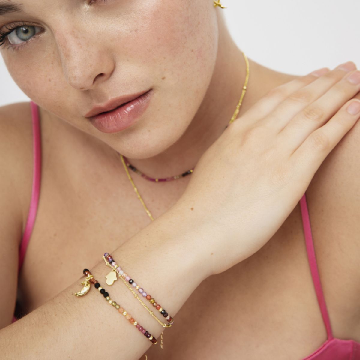 Mehrfarbiges Kristallarmband mit Hamsa-Anhänger