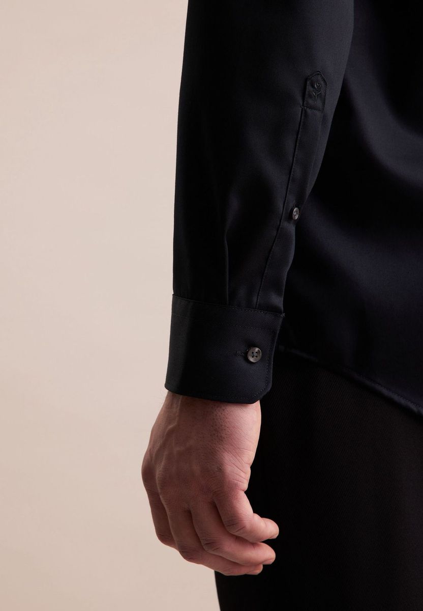 Klassisches schwarzes Langarm-Hemd