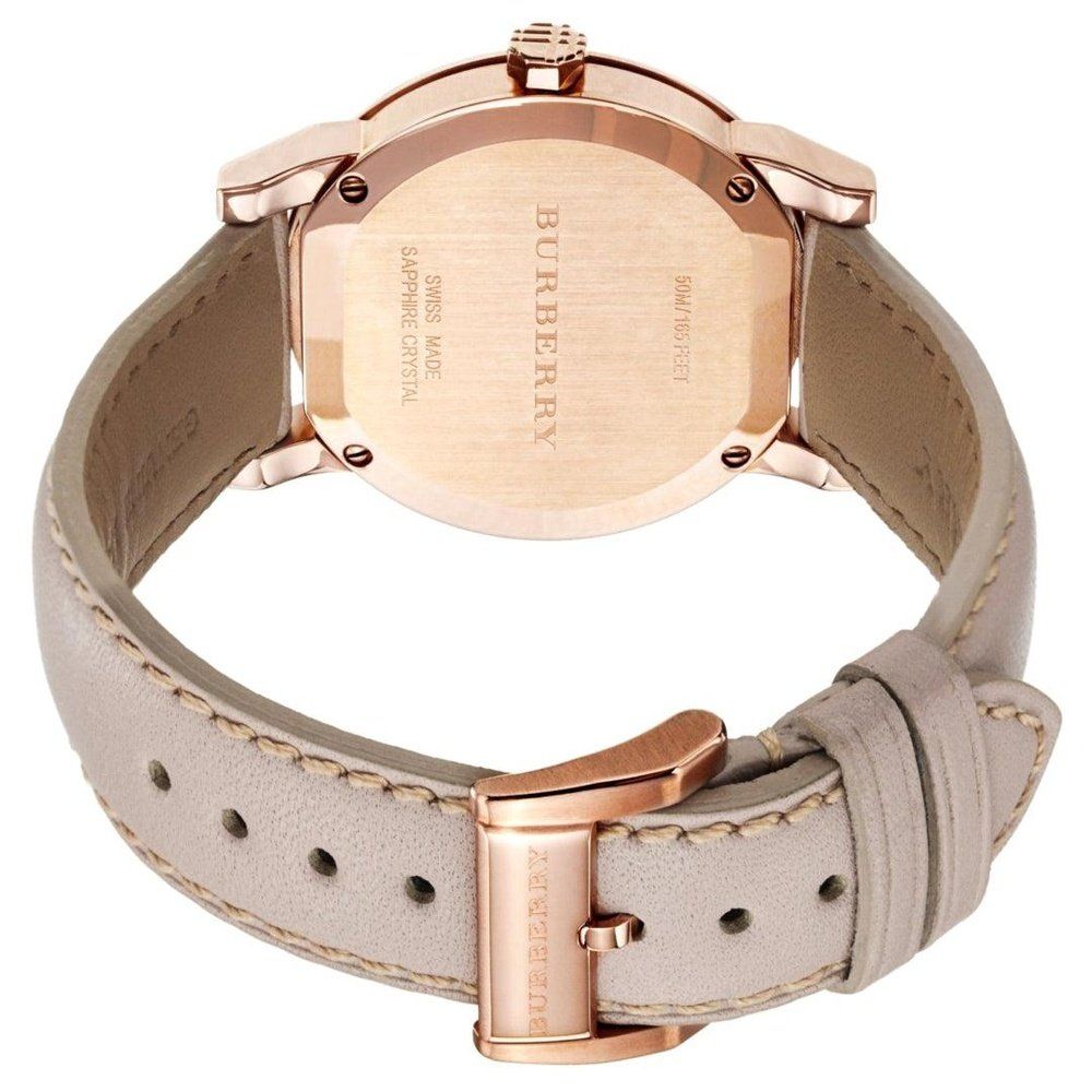 Analoge Armbanduhr mit charakteristischem Karomuster