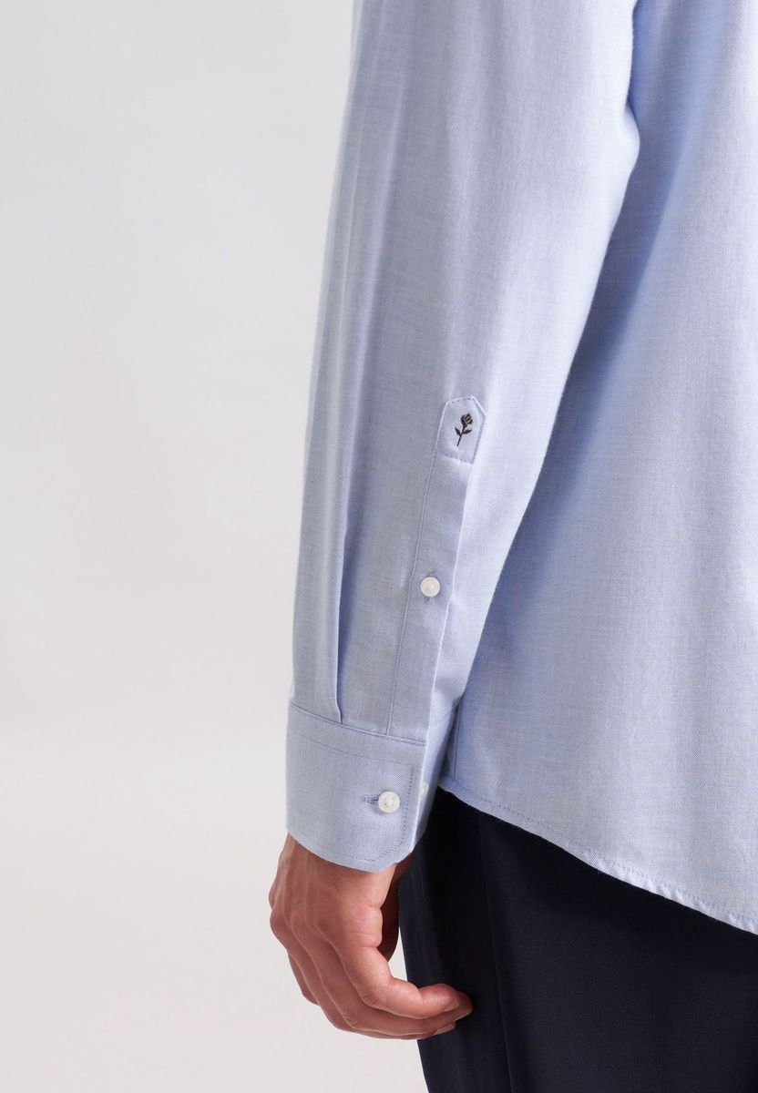 Klassisches hellblaues Oxford-Hemd