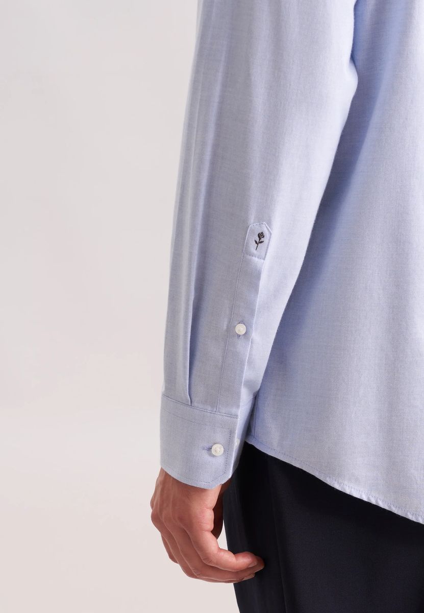 Klassisches hellblaues Oxford-Hemd