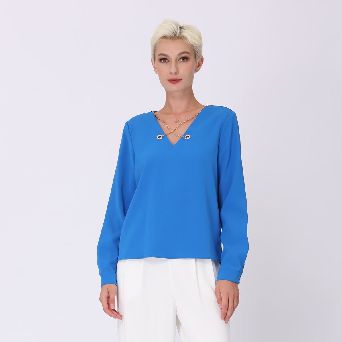 Bluse mit V-Ausschnitt und Kettendetail
