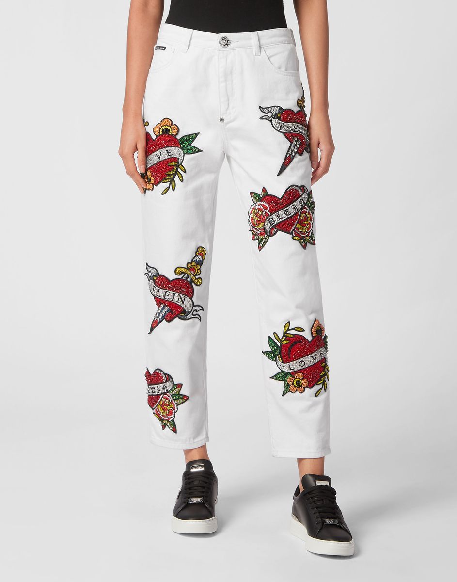 Weiße Mom Fit Jeans mit Liebestattoo
