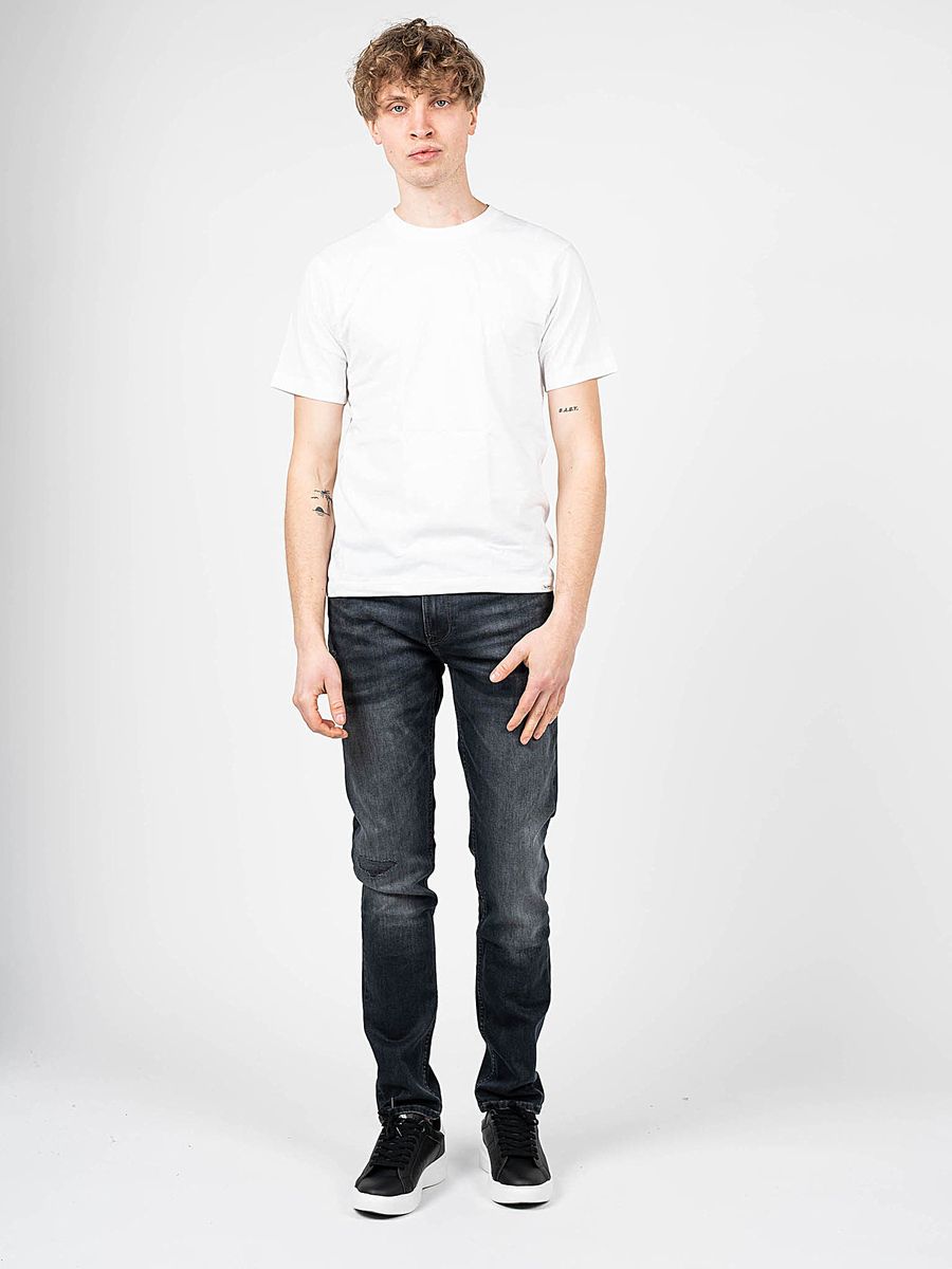 Klassisches V-Ausschnitt T-Shirt