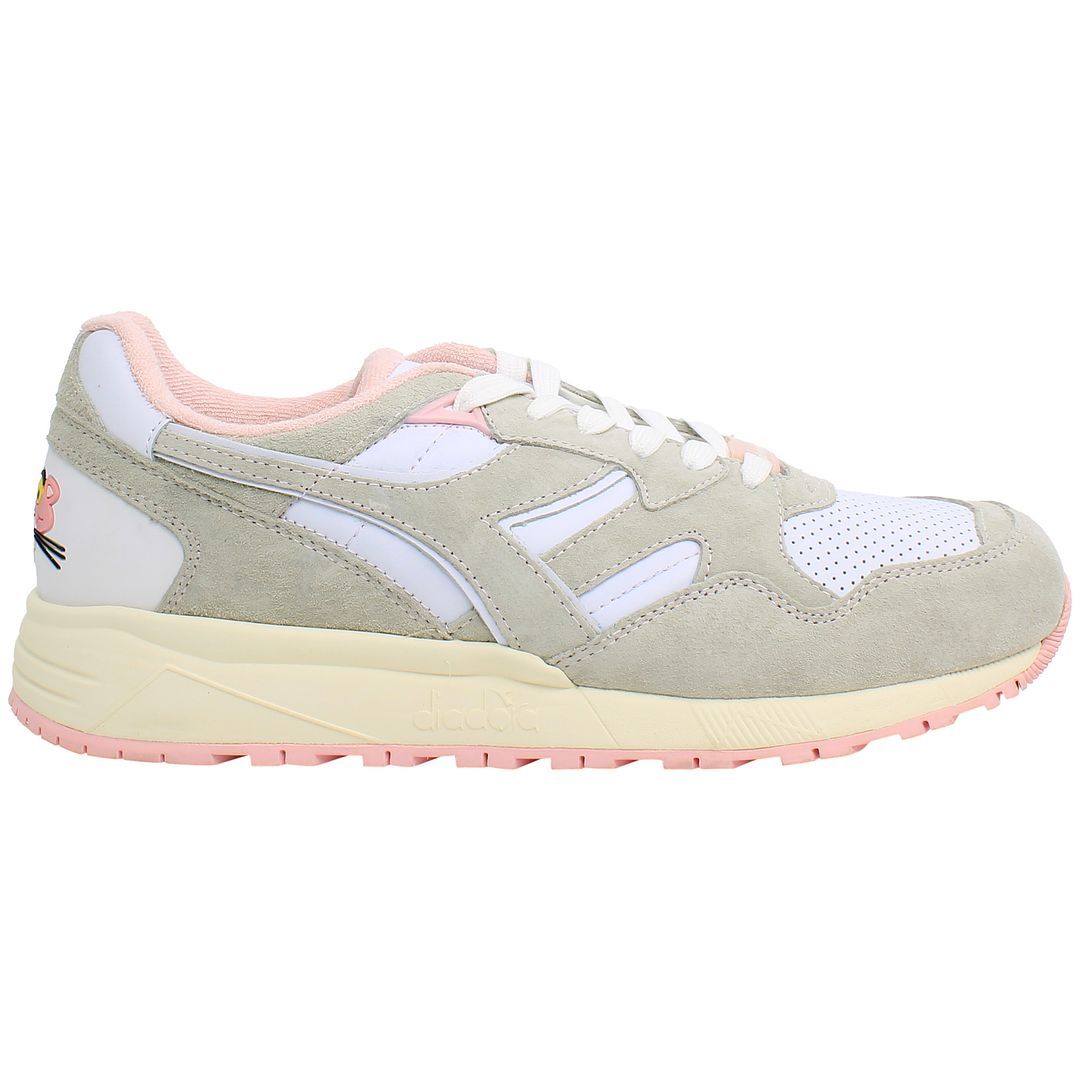 Retro-inspirierte Sneaker mit rosa Akzenten