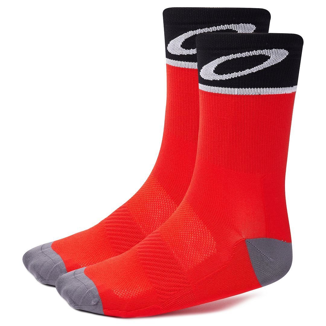 Rote und schwarze Performance-Socken