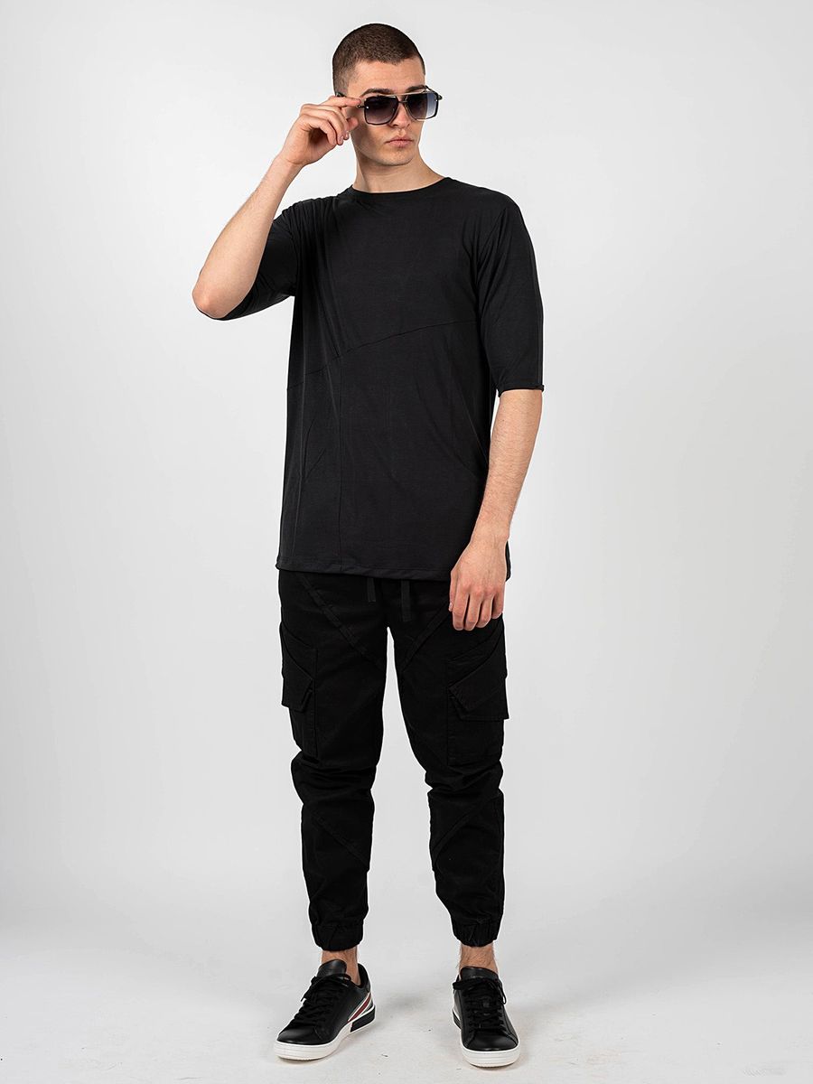 Minimalistisches T-Shirt mit asymmetrischer Naht