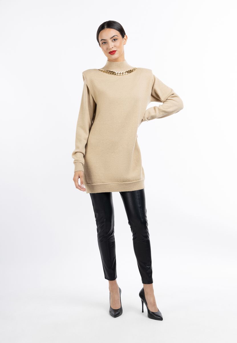 Beiges Strickkleid mit Kettendetail