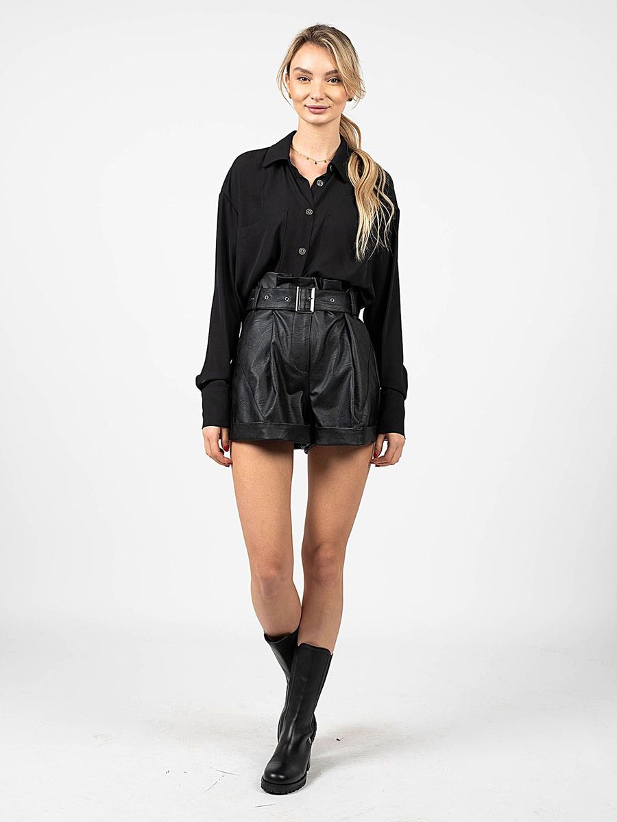Taillenhohe Kunstleder-Shorts mit Falten