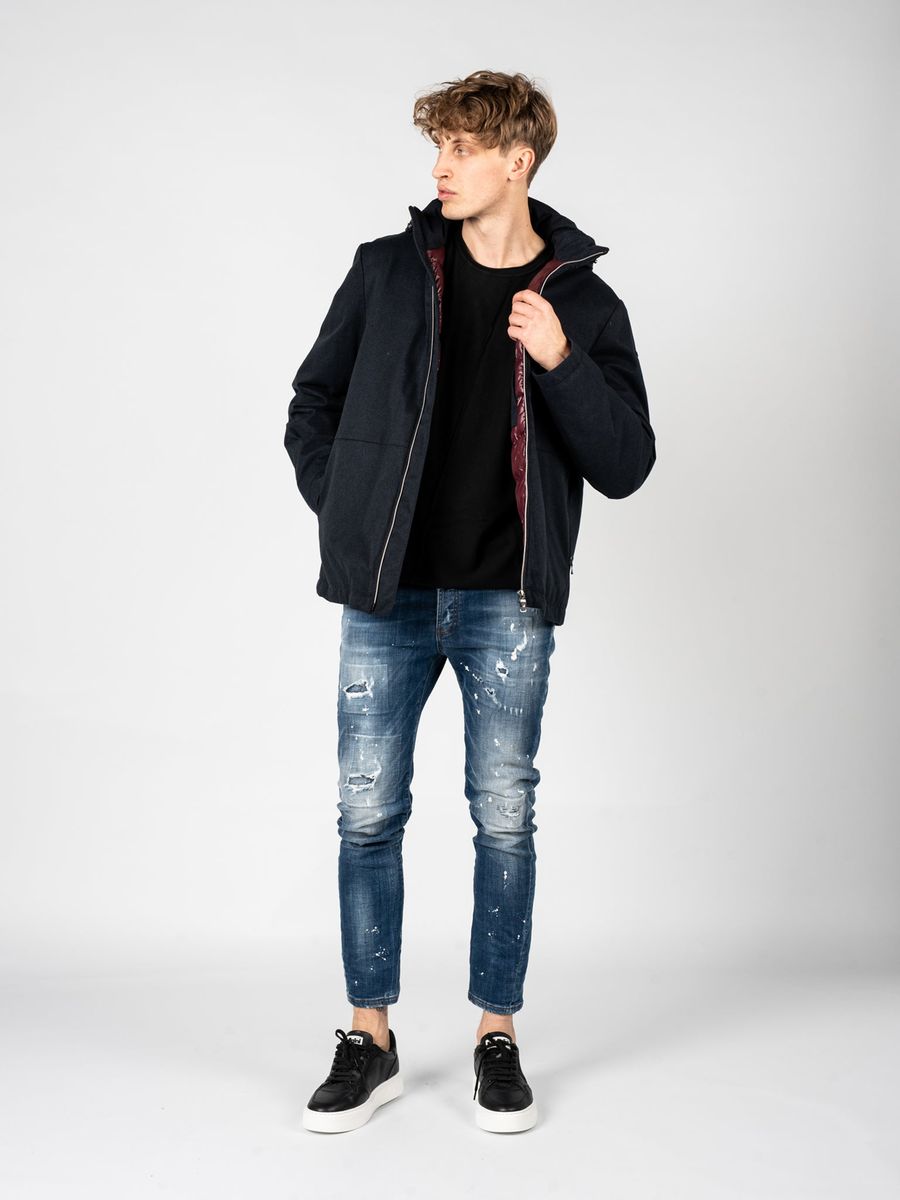 Minimalistische wasserdichte Kapuzenjacke