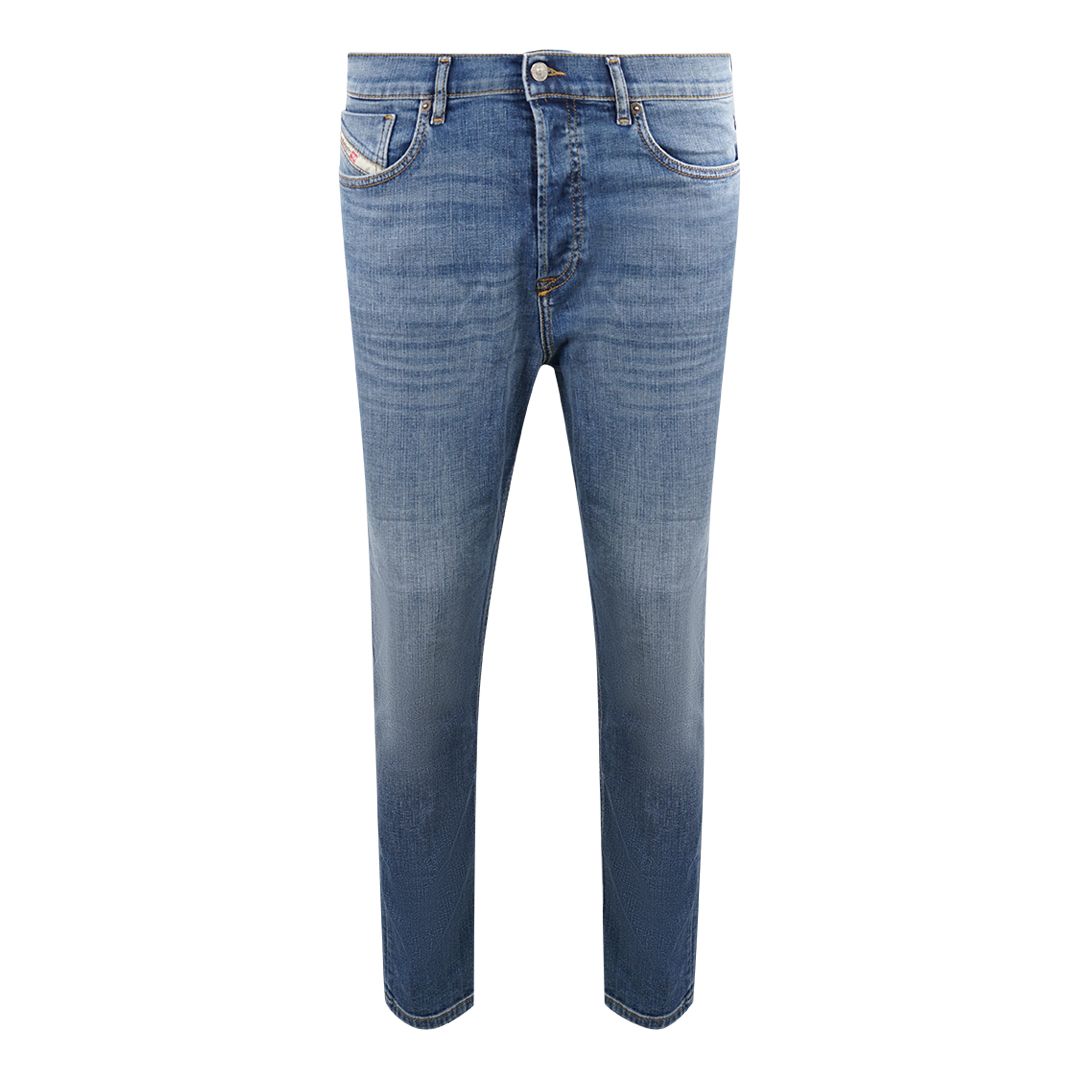 Jeans mit schmal zulaufendem Bein in mittlerer Waschung