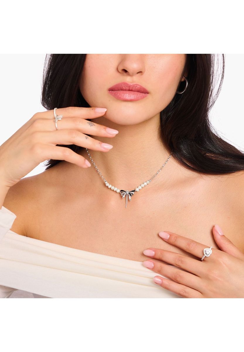 Halskette mit Perlen und Schleifenanhänger