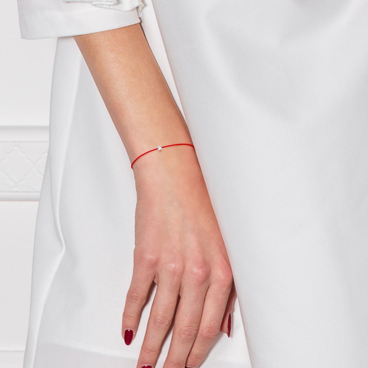 Minimalistisches rotes Kordelarmband mit Diamant