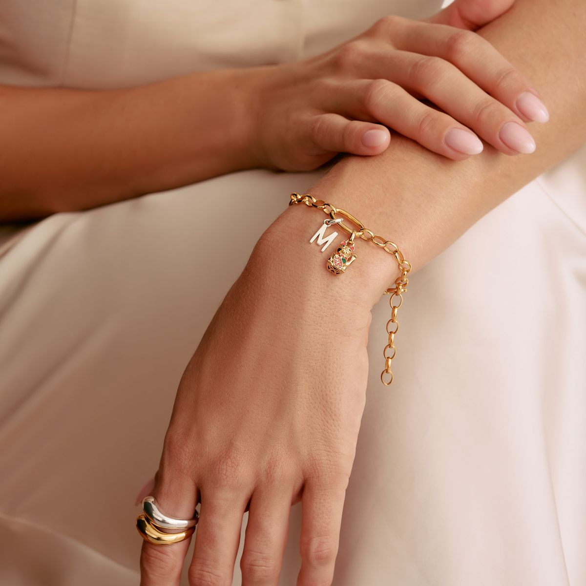 Elegantes goldenes Charm-Armband mit Verbindungsglied