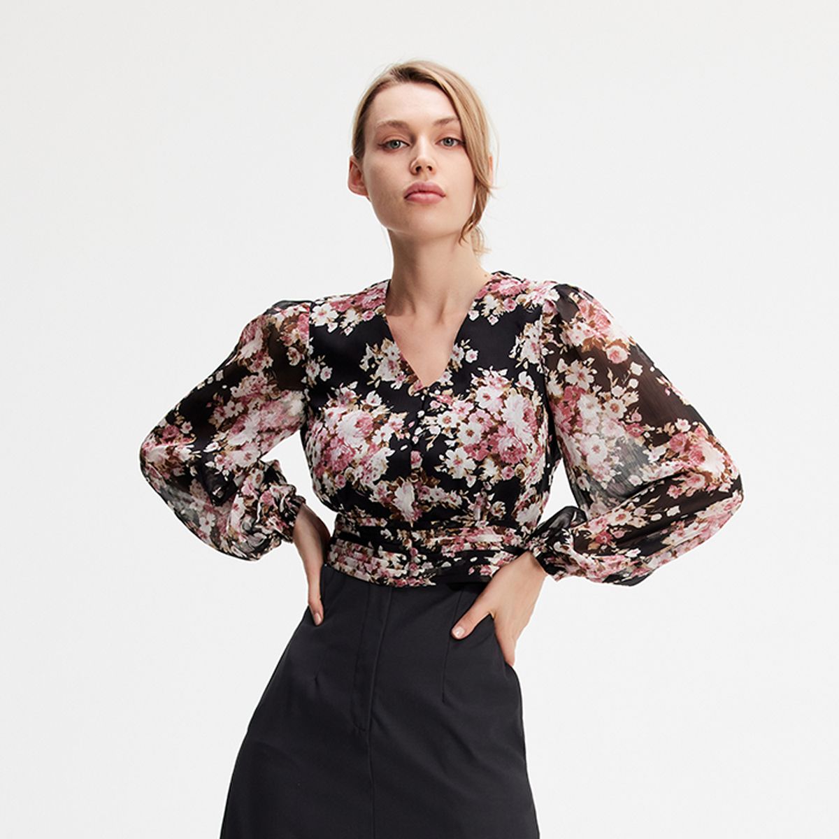 Kurze Chiffonbluse mit Blumendruck und V-Ausschnitt